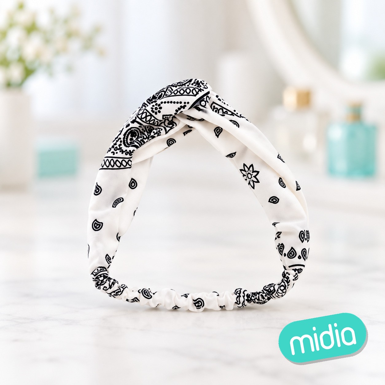 Turbante de flor en blanco