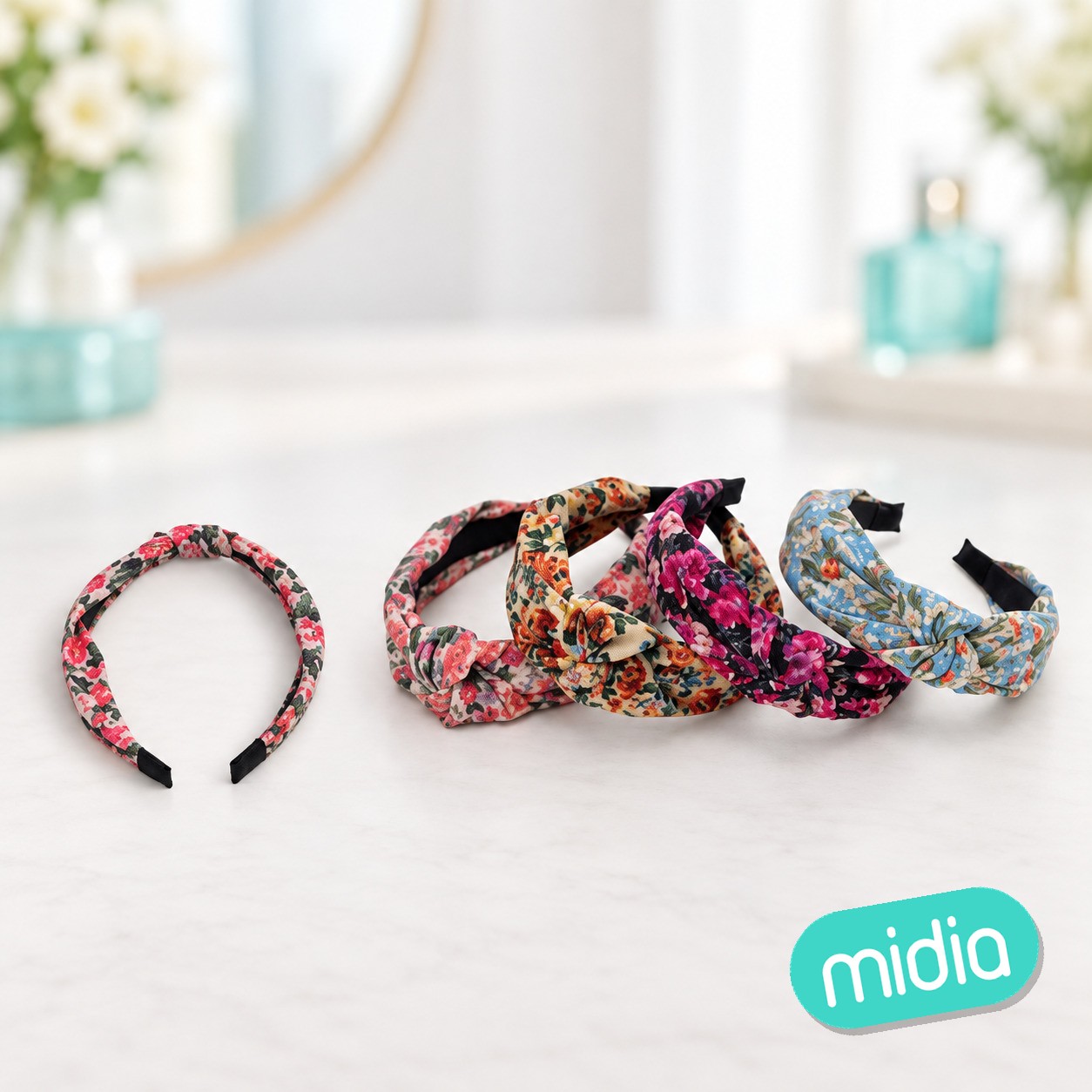 Diadema anudada a flores